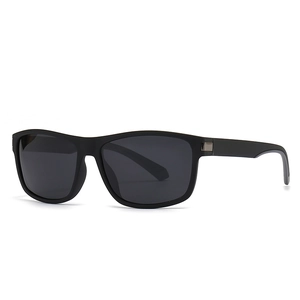 Klassische mattschwarze eckige Polarisierte Sonnenbrille mit Metallscharnier-Detail