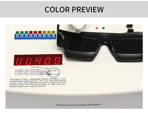 Détail du test de protection UV400 pour lunettes de soleil carrées noires sur testeur