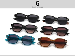 Détail de six lunettes de soleil carrées rétro avec rivets fléchés en métal