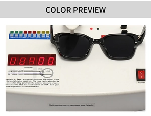 Lunettes de soleil carrées noires sur testeur UV400 montrant une protection totale