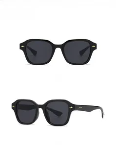 Vues de face et de profil à 45 degrés des lunettes de soleil noires avec rivets fléchés