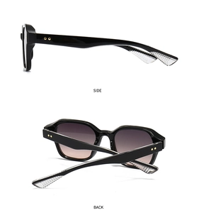 Vue détaillée des lunettes de soleil noires avec décor étoile dorée et branches antidérapantes