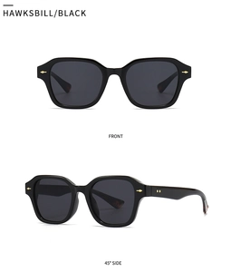 Vue détaillée des lunettes de soleil carrées noires avec ornements métalliques flèche dorée