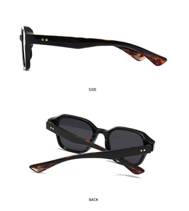 Vue détaillée des lunettes de soleil carrées noires avec branches en écaille de tortue