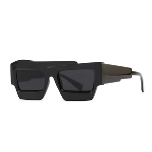 Lunettes de soleil polygonales asymétriques modernes en noir brillant pour la mode urbaine
