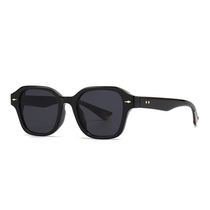Lunettes de soleil modernes noires à monture carrée étroite avec rivets dorés
