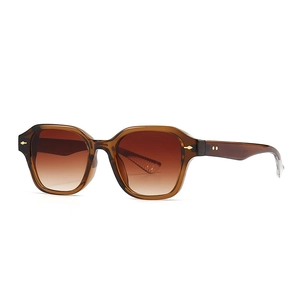 Lunettes de soleil rétro ambrées avec texture écaille et détails de flèche dorée