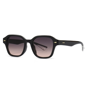 Lunettes de soleil carrées noires avec verres dégradés violets et détails de rivets dorés
