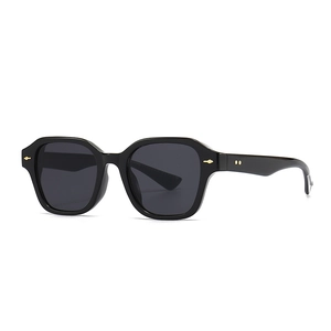 Lunettes de soleil carrées noires rétro avec filtre lumière bleue et détails de flèche en métal