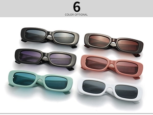 Vue à plat de lunettes de soleil rectangulaires en six couleurs, dont noir et rose