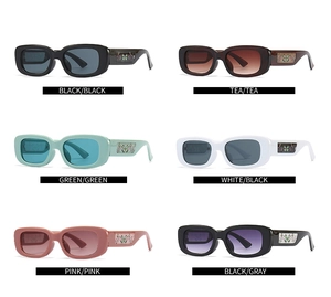 Détails de lunettes de soleil rétro rectangulaires en six couleurs avec motifs papillon