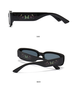 Détails latéraux et arrière des lunettes de soleil noires avec motif papillon coloré