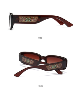 Vue latérale et arrière des lunettes de soleil rétro avec décor fleur et papillon