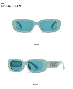 Détail de lunettes de soleil rectangulaires vertes avec motifs papillons sur les branches