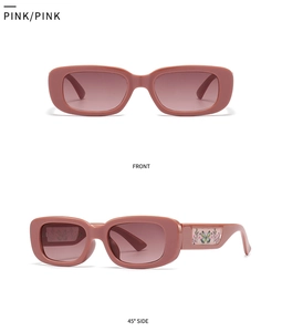 Vues de face et de profil à 45 degrés de lunettes de soleil roses avec décor papillon