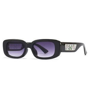Lunettes de soleil larges à verres dégradés violets et branches à motif papillon floral
