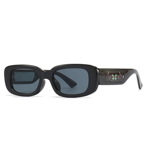 Lunettes de soleil noires rectangulaires avec branches larges à motif papillon vintage