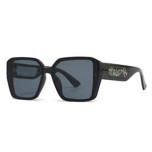 Oversized Square Sunglasses UV400 Protection Retro Fashion Eyewear For Women With Butterfly Floral Patterned Temple PC