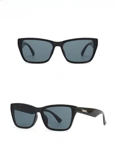 Détails de lunettes de soleil œil de chat noires avec verres foncés et accents métal