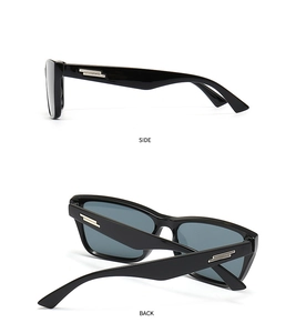 Détail de lunettes de soleil carrées noires avec barres métalliques argentées