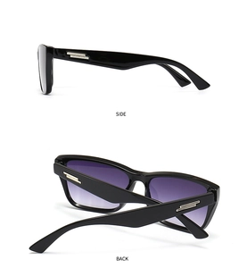 Vue détaillée de lunettes de soleil carrées avec monture noire et verres dégradés violets