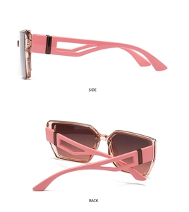 Vue latérale et arrière des lunettes de soleil roses avec détails géométriques ajourés