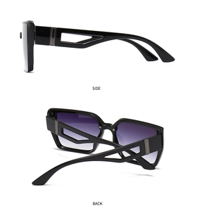 Vue latérale et arrière des lunettes de soleil carrées noires avec verres dégradés violets