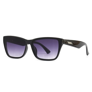 Lunettes de soleil œil de chat noires pour femmes avec verres dégradés violets, vue de profil