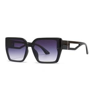 Lunettes de soleil carrées œil de chat modernes avec monture noire et verres dégradés
