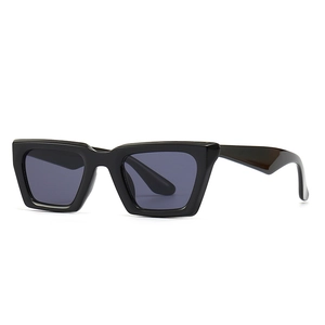 Gafas de sol modernas ojo de gato con montura negra rectangular y lentes gris oscuro