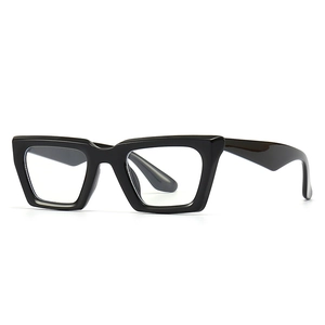 Gafas de sol rectangulares modernas con montura negra gruesa en un ángulo de 45 grados