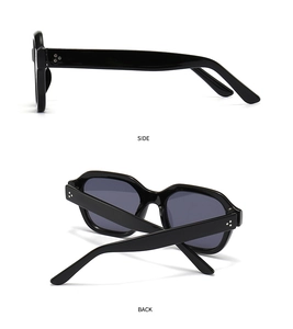 Vue détaillée des lunettes de soleil noires à rivets argentés à trois points sur les branches