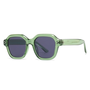Lunettes de soleil polygonales surdimensionnées avec monture vert foncé translucide