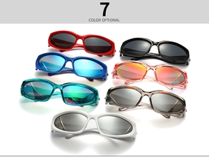 Collection de lunettes de soleil sport avec monture enveloppante en sept couleurs