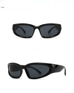 Vues de face et de profil de lunettes de soleil rétro à monture noire et verres foncés