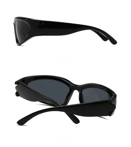 Vue latérale et arrière de lunettes de soleil rétro noires avec monture en résine polie