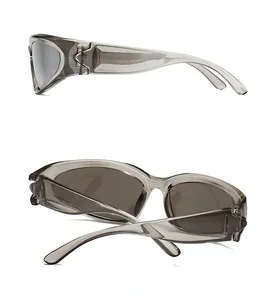 Vues latérale et arrière des lunettes de soleil sport rétro avec monture grise translucide