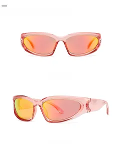 Lunettes de soleil roses transparentes avec verres miroirs orange, vues de face