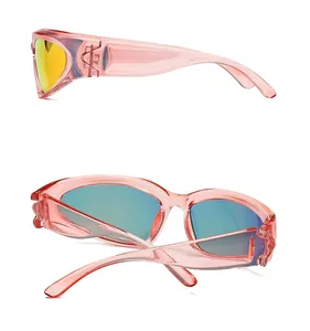 Lunettes de soleil de sport roses avec verres miroirs colorés en vues latérale et arrière