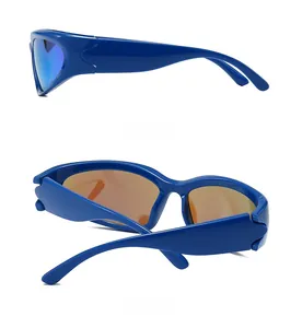 Vues latérale et arrière de lunettes de soleil sport rétro bleues à verres miroirs