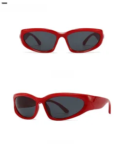 Vues de face et à 45 degrés de lunettes de soleil ovales rouges avec verres gris