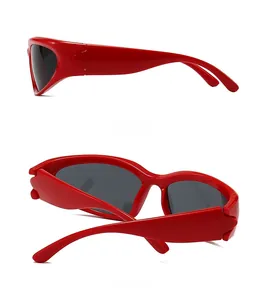 Vue détaillée montrant le profil rouge aérodynamique et la structure arrière des lunettes