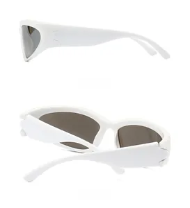 Vues latérale et arrière des lunettes de soleil rétro à monture blanche et verres foncés