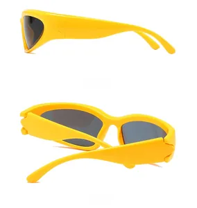 Vue latérale et arrière de lunettes de soleil de sport jaunes enveloppantes