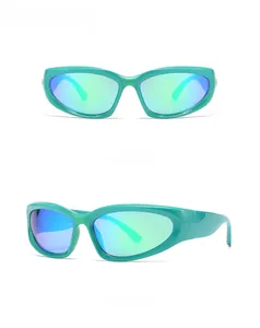 Détail de lunettes de soleil de sport turquoise avec verres miroir colorés