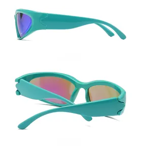 Vue latérale et arrière de lunettes de soleil de sport sarcelle à verres miroirs