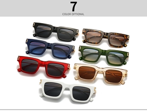 Vue détaillée de lunettes de soleil carrées en 7 couleurs avec charnières dorées en métal