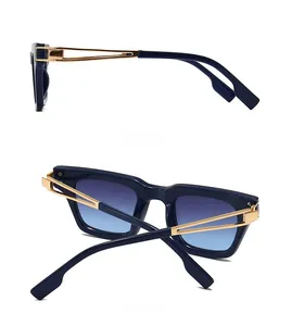 Vue latérale et arrière de lunettes de soleil carrées avec branches dorées et verres bleus