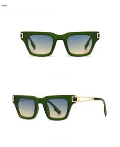 Vue détaillée de lunettes de soleil carrées avec monture vert foncé et branches dorées