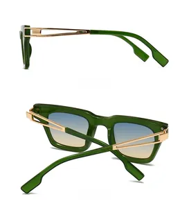 Vue détaillée des lunettes de soleil carrées vertes avec branches dorées et verres dégradés